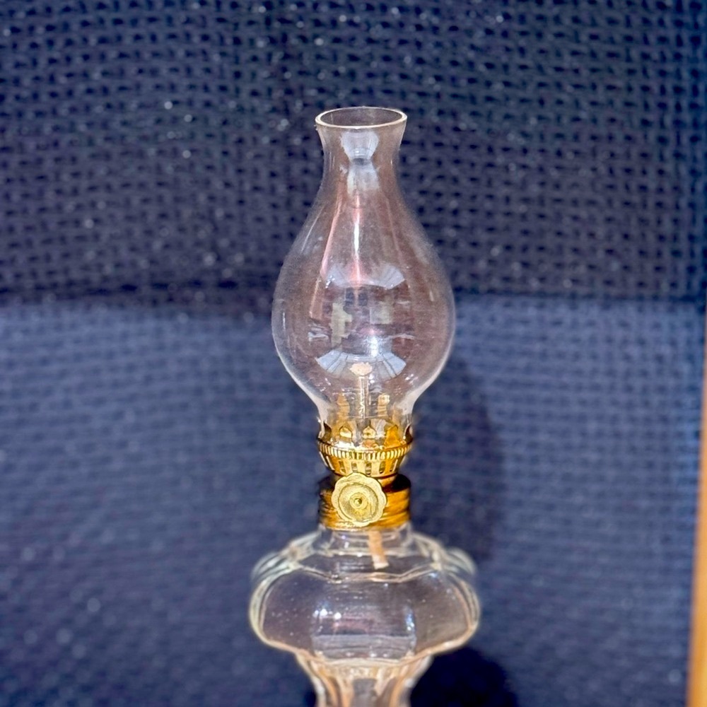 Elegant Clear Glass Oil Lamp Figurine - Picture 2 of 8